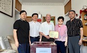 童冠群烈士家属向鼎城捐赠烈士遗物