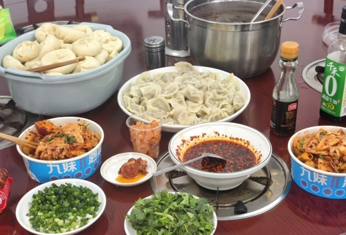 欢声笑语包饺子 温情融融迎新春——区委党研室开展“我们的节日·春节”主题活动