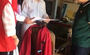 区委党史办志愿者到综治联系点村开展平安创建宣传活动